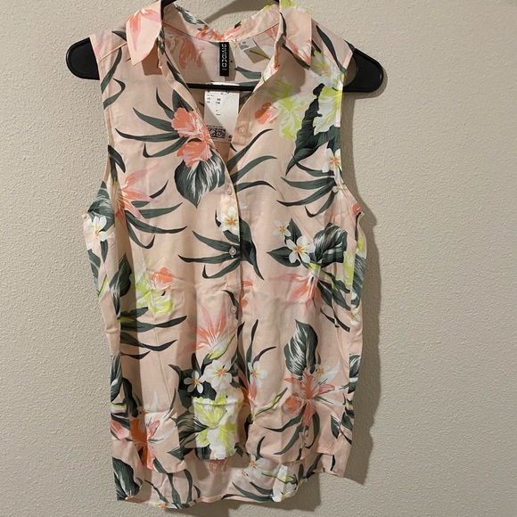 H&M Tops - Sleeveless Blouse